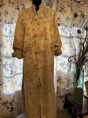 Oriental Ivory Floral Brocade Long Coverlet Komono Size Large Lined with Pocket